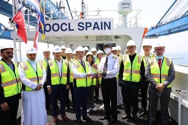 圖為與會(huì)嘉賓參觀“東方西班牙”輪。中遠(yuǎn)海運(yùn)港口阿布扎比碼頭供圖