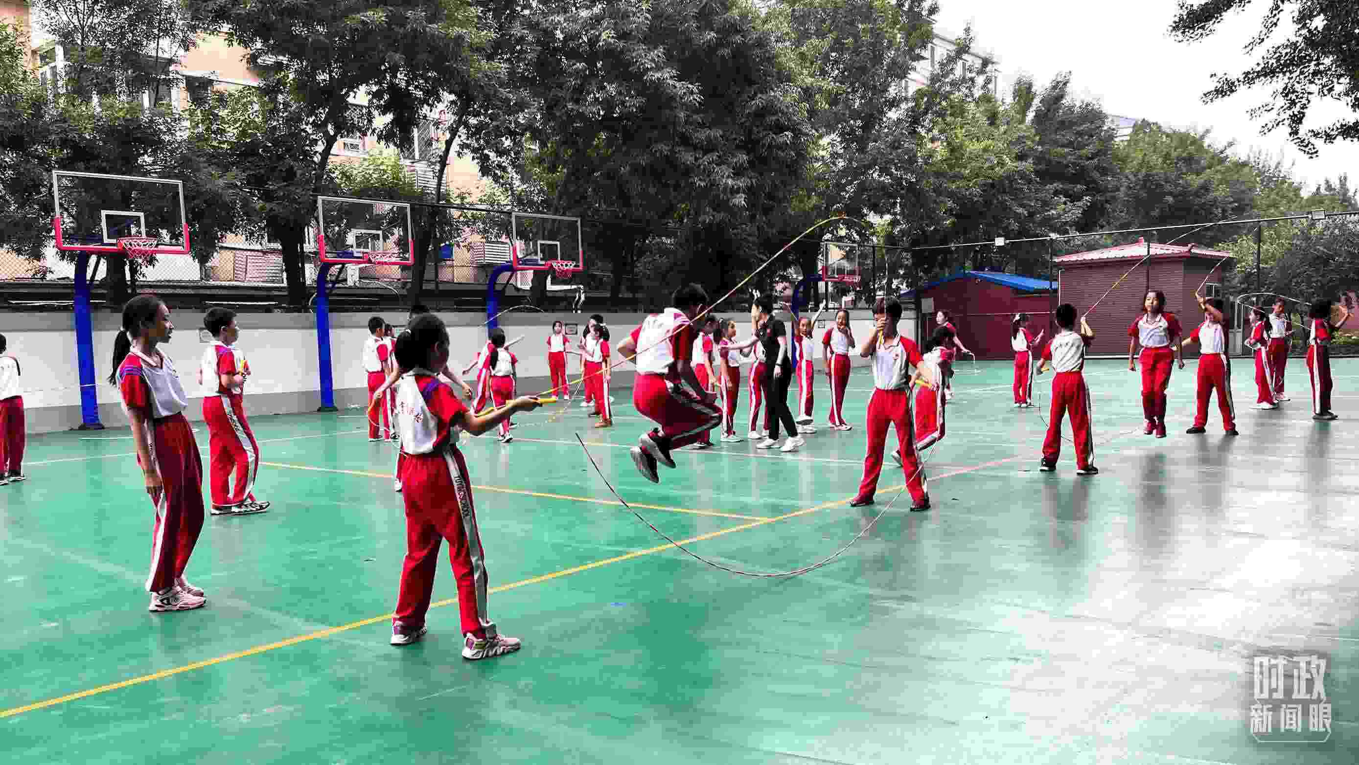 △正在跳繩的學(xué)生。（總臺央視記者張垚拍攝）