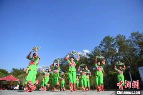 市民在跳廣場舞。 唐小晴 攝