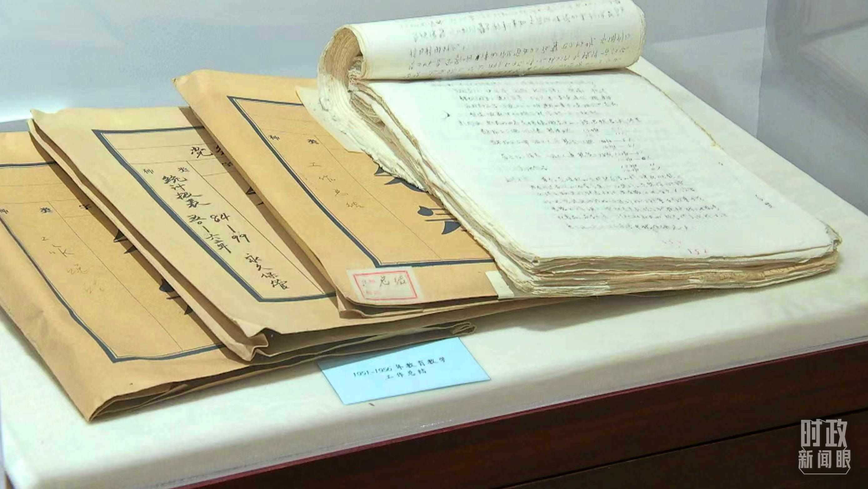 △校史館內(nèi)的教育教學(xué)工作總結(jié)展陳。（總臺央視記者金雨秋拍攝）