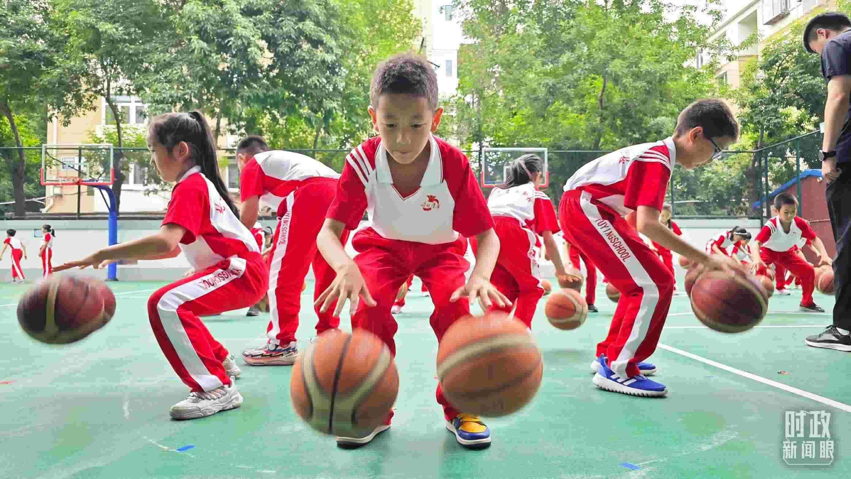 △學(xué)生正在打籃球。（總臺央視記者彭漢明拍攝）