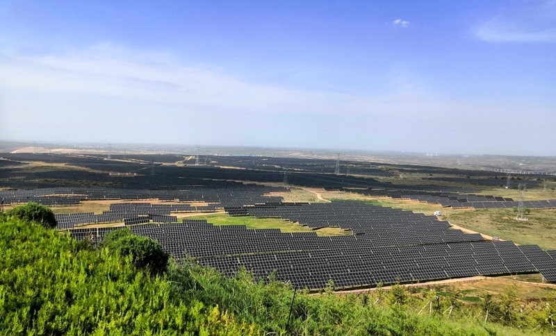 伊金霍洛旗天驕綠能50萬千瓦采煤沉陷區(qū)生態(tài)治理光伏發(fā)電示范項目一角。人民網(wǎng)記者 孫博洋攝