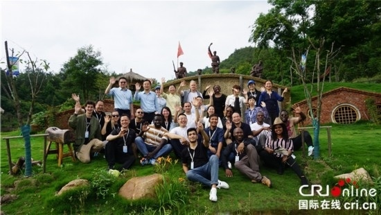 “一帶一路”國際青年走進(jìn)信陽羅山 看“紅”“綠”資源助力鄉(xiāng)村未來_fororder_合影留念 攝影 賈親親.JPG