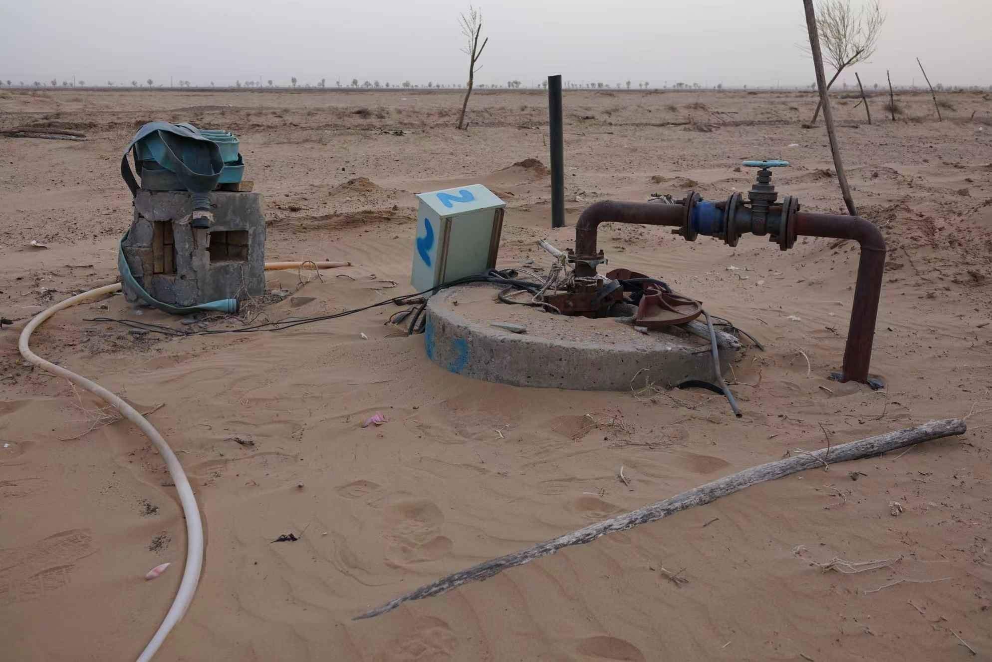 項(xiàng)目地以北的一個(gè)澆灌機(jī)井。 人民網(wǎng)記者 游天燚攝