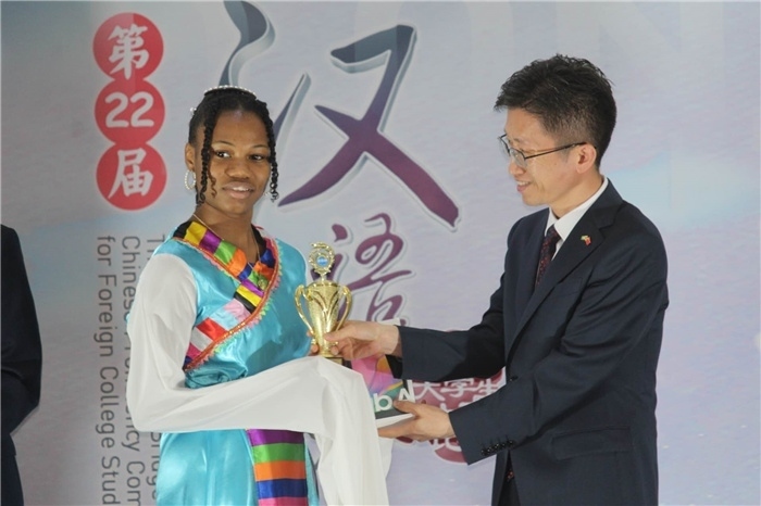 黃瑞參贊為獲獎選手頒發(fā)二等獎。圭亞那大學(xué)孔子學(xué)院供圖