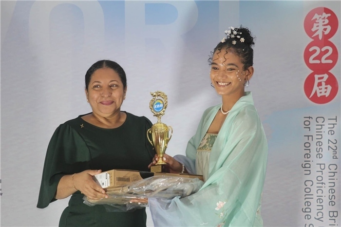 圭亞那大學(xué)校長默罕默德為獲獎選手頒發(fā)一等獎。圭亞那大學(xué)孔子學(xué)院供圖