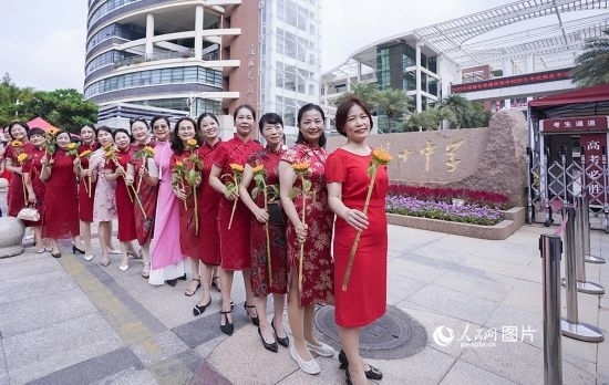 6月7日一早，廈門雙十中學(xué)考生家長們身穿旗袍，手拿向日葵在考場外為孩子加油打氣，寓意“旗開得勝，一舉奪魁”。人民網(wǎng)記者 陳博攝