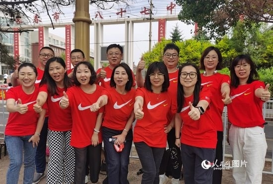 6月7日一早，陽光明媚，天氣涼爽，在長春市第八十七中學(xué)，考生們正陸續(xù)進(jìn)入考場。親友團(tuán)為參加高考的學(xué)子們加油鼓勁。人民網(wǎng)記者 王帝元攝