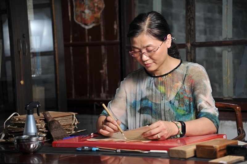 天一閣古籍修復(fù)師工作場景。天一閣博物院供圖