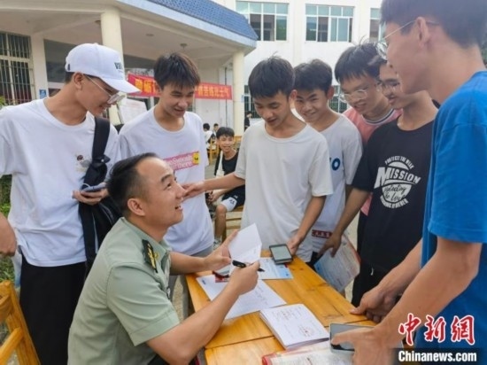 專武干部在講解相關(guān)政策。韋碩 攝