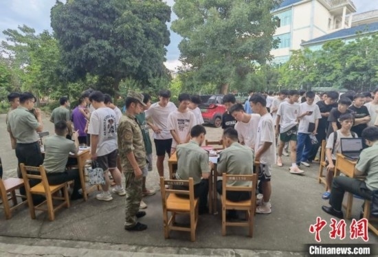 專武干部在發(fā)放兵役登記證。韋碩 攝