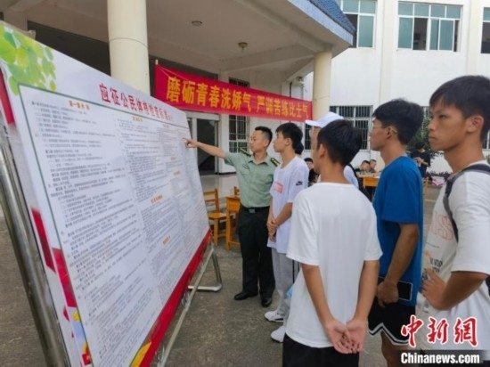 專武干部在講解應(yīng)征體檢標(biāo)準(zhǔn)。韋碩 攝