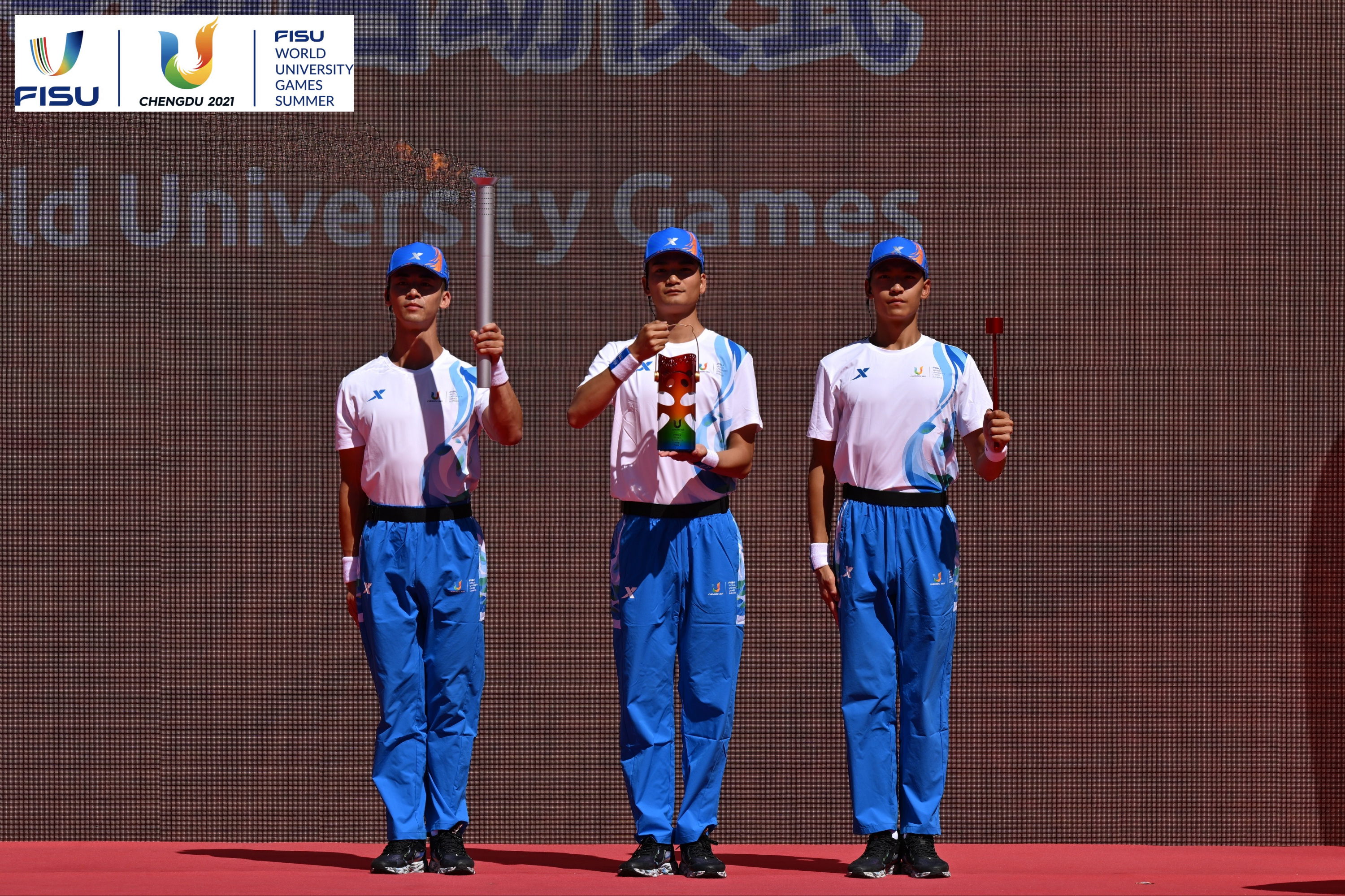 成都大運(yùn)會(huì)火種護(hù)衛(wèi)隊(duì)點(diǎn)燃大運(yùn)火炬。 圖片來源：成都大運(yùn)會(huì)執(zhí)委會(huì)供圖