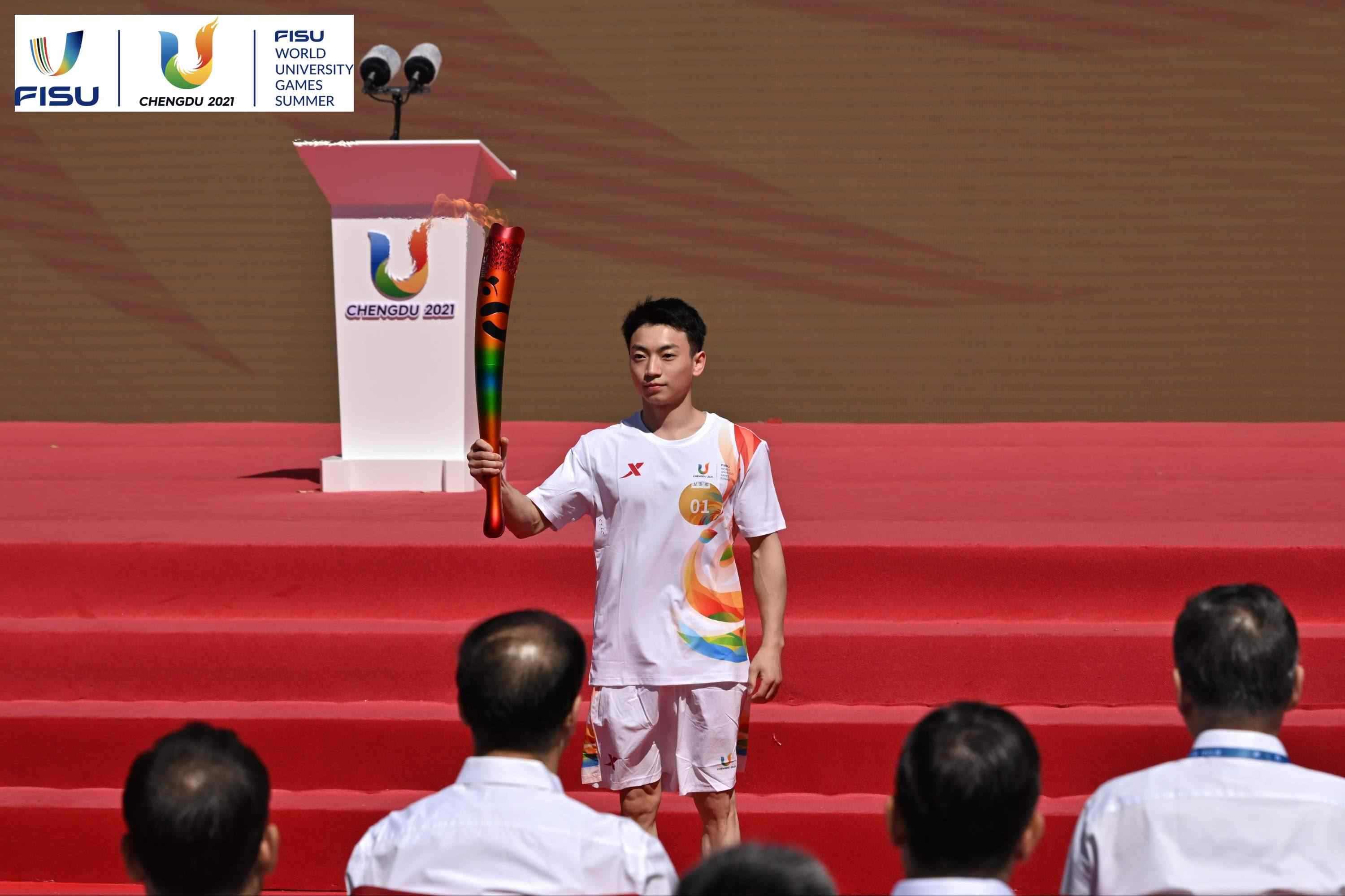 成都大運(yùn)會(huì)火炬手、奧運(yùn)冠軍鄒敬園高舉火炬。 圖片來源：成都大運(yùn)會(huì)執(zhí)委會(huì)供圖