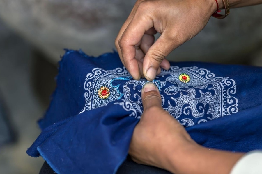 在貴州省黔西市新仁苗族鄉(xiāng)化屋村，村民在制作苗繡。新華社記者 范暉 攝