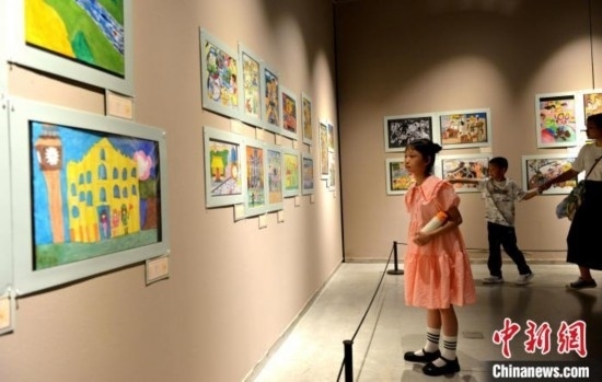 圖為家長帶著孩子參觀展覽。呂明 攝