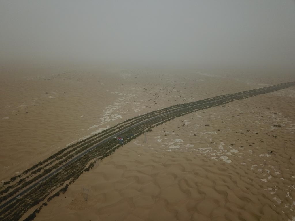 這是2019年8月12日拍攝的塔里木沙漠公路兩側(cè)的綠色屏障（無(wú)人機(jī)照片）。新華社記者宿傳義攝