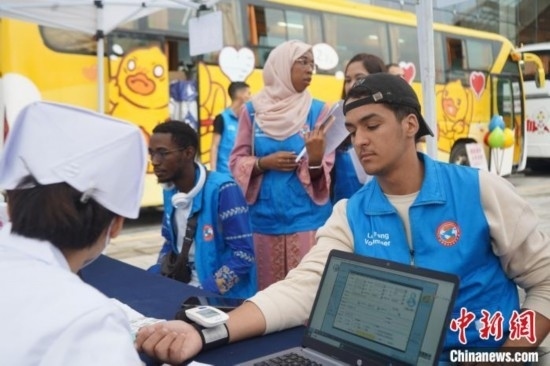 6月13日，在第20個世界獻血者日前夕，20名在贛留學生組團前往血站獻血。吳迪 攝