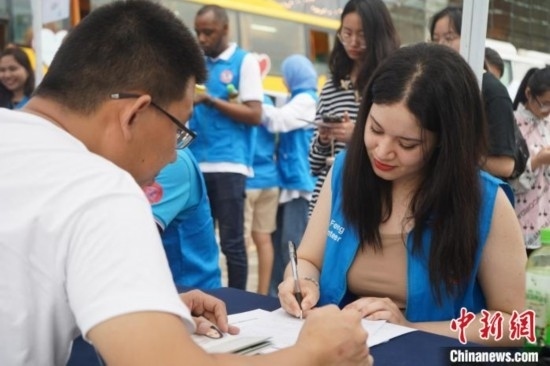6月13日，在第20個世界獻血者日前夕，20名在贛留學生組團前往血站獻血。吳迪 攝