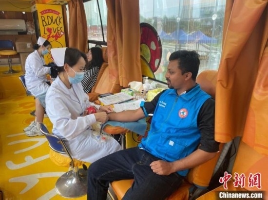 6月13日，在第20個世界獻血者日前夕，20名在贛留學生組團前往血站獻血。吳迪 攝