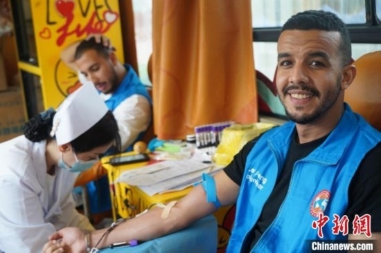 6月13日，在第20個世界獻血者日前夕，20名在贛留學生組團前往血站獻血。吳迪 攝