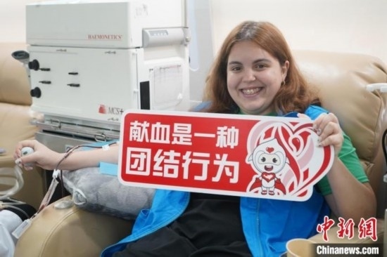 6月13日，在第20個世界獻血者日前夕，20名在贛留學生組團前往血站獻血。吳迪 攝