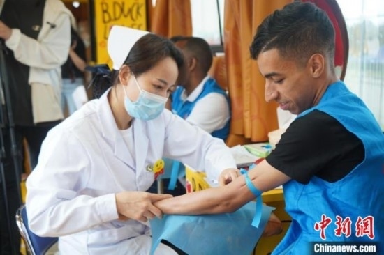 6月13日，在第20個世界獻血者日前夕，20名在贛留學生組團前往血站獻血。吳迪 攝