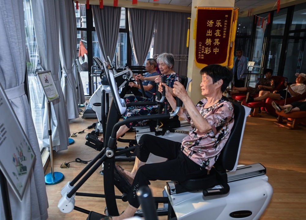 在浙江嘉興市南湖區(qū)新嘉街道電子社區(qū)鄰里中心的長(zhǎng)者運(yùn)動(dòng)健康之家內(nèi)，老人們?cè)谶M(jìn)行器械鍛煉（2023年6月14日攝）。新華社記者 徐昱 攝