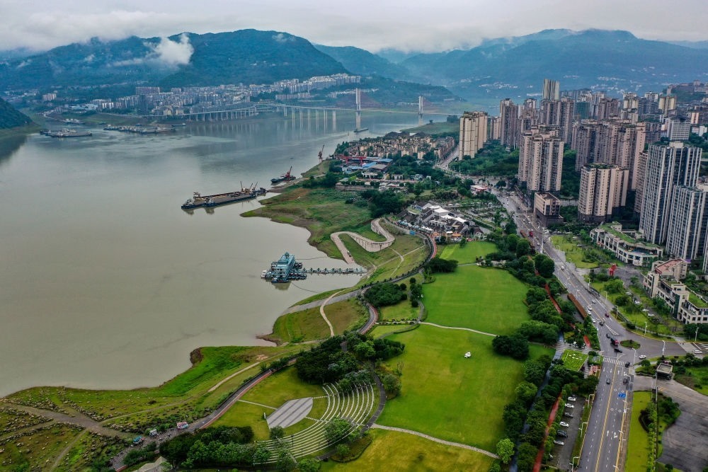 這是2023年6月7日拍攝的位于重慶市云陽(yáng)縣的云陽(yáng)城區(qū)環(huán)湖綠道（無(wú)人機(jī)照片）。當(dāng)?shù)貙⑸鷳B(tài)治理與生態(tài)修復(fù)結(jié)合起來(lái)，兼顧城市旅游和運(yùn)動(dòng)休閑等功能需要，打造環(huán)縣城兩江四岸33公里綠道。新華社記者 唐奕 攝