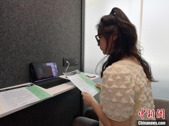 學(xué)生通過(guò)“云面試空間”進(jìn)行求職面試。劉棟 攝