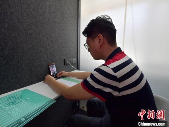 學(xué)生通過(guò)“云面試空間”進(jìn)行求職面試。劉棟 攝