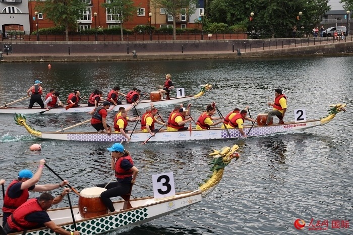 2023全英中華端午龍舟會比賽現(xiàn)場，幾支隊(duì)伍你追我趕。人民網(wǎng)記者 邢雪攝