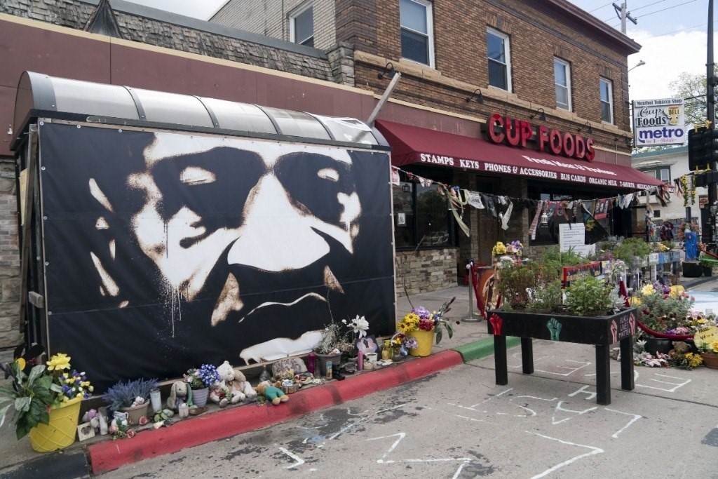 這是2022年5月22日在美國(guó)明尼蘇達(dá)州明尼阿波利斯市拍攝的弗洛伊德廣場(chǎng)。新華社記者劉杰攝