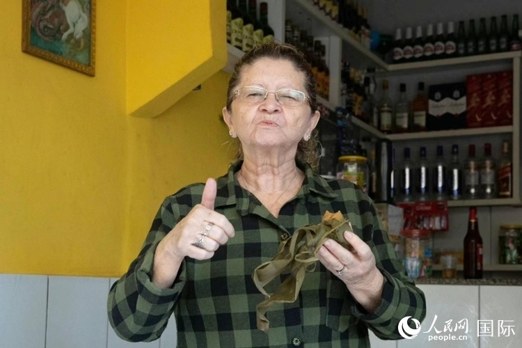 圣瑪塔社區(qū)居民品嘗粽子。王天聰攝