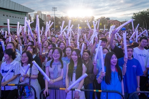 場(chǎng)下觀眾十分熱情。人民網(wǎng)記者 翁奇羽攝