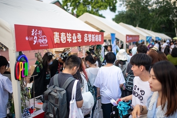 市集現(xiàn)場(chǎng)。人民網(wǎng)記者 翁奇羽攝