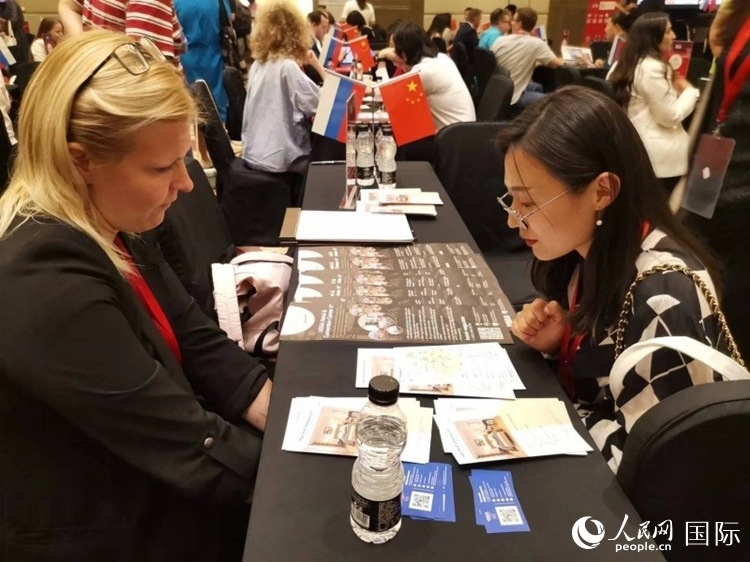 中俄旅游行業(yè)代表在北京路演活動現(xiàn)場面對面溝通。人民網(wǎng)記者 楊倩攝
