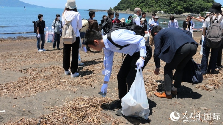 學(xué)生們體驗(yàn)海岸清掃。人民網(wǎng) 許可攝