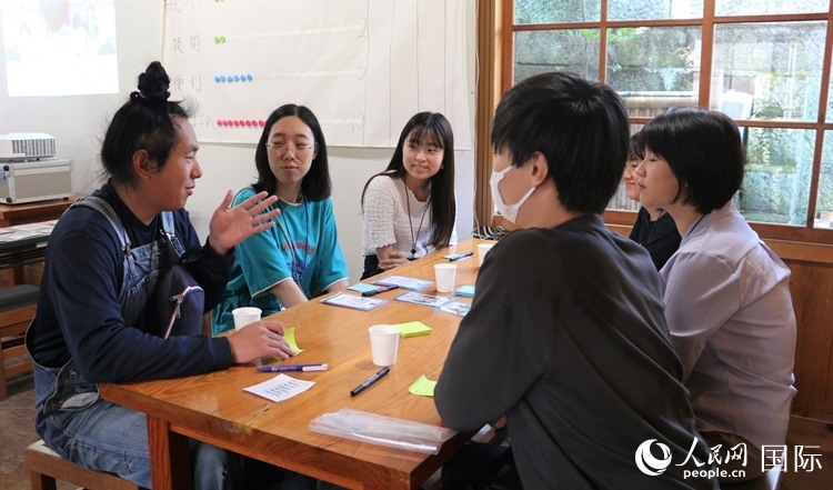 通過(guò)卡片游戲，模擬如何解決海洋垃圾問(wèn)題。人民網(wǎng) 許可攝