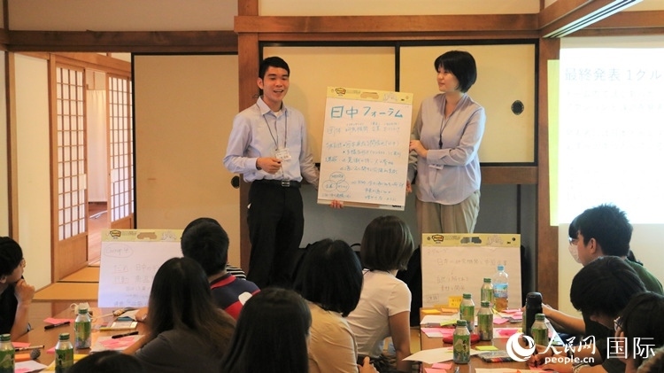 發(fā)表各自的研討成果。人民網(wǎng) 許可攝