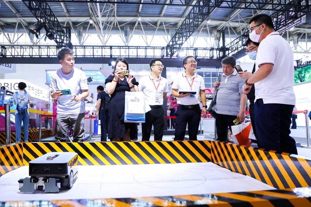 講解員向觀眾介紹智能劃線機器人。來源：受訪方供圖