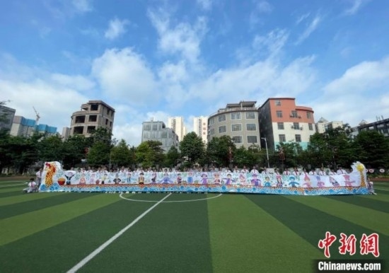 圖為學(xué)生們展示剛完成的長(zhǎng)卷。 興業(yè)縣融媒體中心供圖