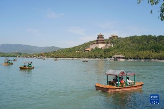 6月22日，游人在北京頤和園乘坐游船。新華社記者 任超 攝