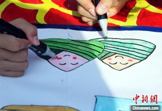 圖為長(zhǎng)卷繪畫(huà)現(xiàn)場(chǎng)。 興業(yè)縣融媒體中心供圖