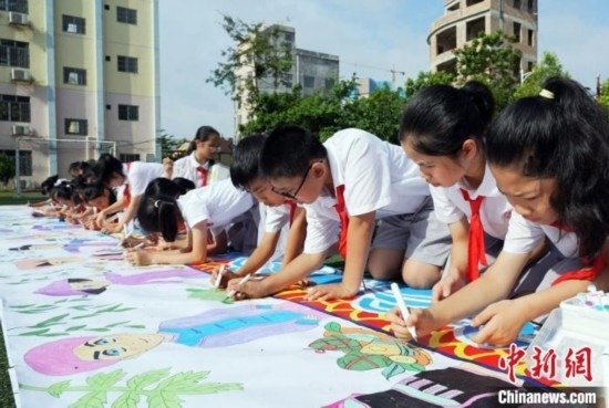 圖為學(xué)生們用手中畫(huà)筆在進(jìn)行創(chuàng)作。 興業(yè)縣融媒體中心供圖