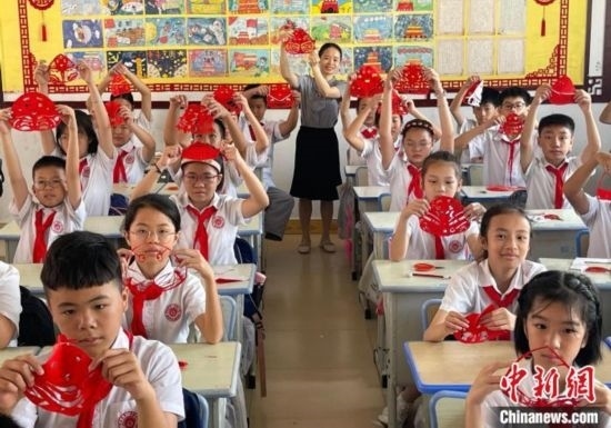 圖為學(xué)生們展示剪紙作品。 興業(yè)縣融媒體中心供圖