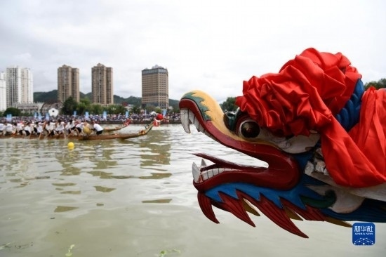 6月23日，在貴州省黔東南苗族侗族自治州施秉縣舉行的獨(dú)木龍舟節(jié)上，獨(dú)木龍舟進(jìn)行比賽。