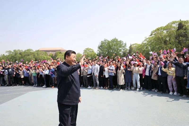 2021年4月19日，在清華大學(xué)建校110周年校慶日即將來(lái)臨之際，習(xí)近平來(lái)到清華大學(xué)考察。圖為習(xí)近平離開(kāi)學(xué)校時(shí)，同師生們揮手致意。新華社記者 鞠鵬 攝