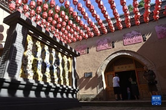 6月23日，游人在三門峽市陜州地坑院景區(qū)內(nèi)游覽。