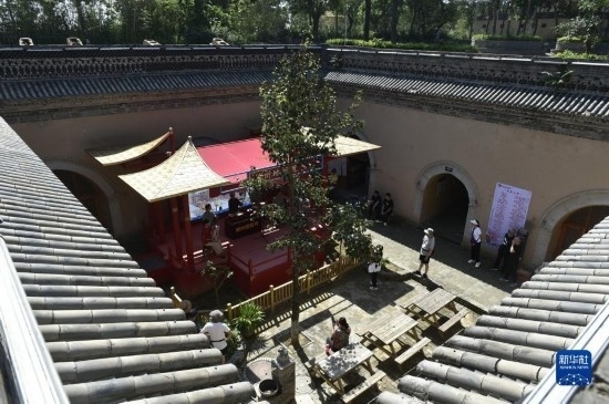 6月23日，游人在三門峽市陜州地坑院景區(qū)內(nèi)游覽。